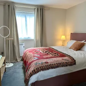 Modern With Free Parking. Located In York's Historical Building Apartment