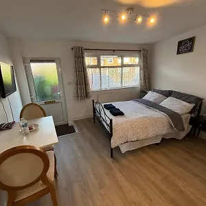 Modern & Cozy Gem - 10min To Center - Parking Apartment